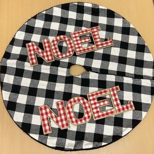 Buffalo check small tree skirt and 2 signs\ornaments
